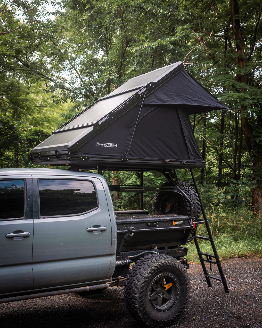 The Minimalist - Aluminum Clamshell Roof Top Tent